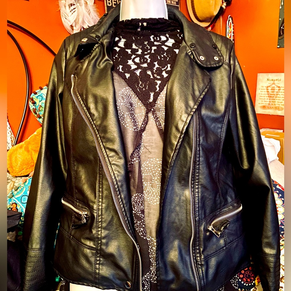 NEW LOOK size M VEGAN LEATHER JACKET with POCKETS!!